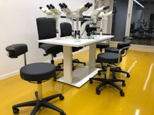 Tables de travail de INNLAB - fournisseur d'équipements de laboratoire sur mesure et décorateur intérieur de Allschwil, Rodersdorf et Bâle