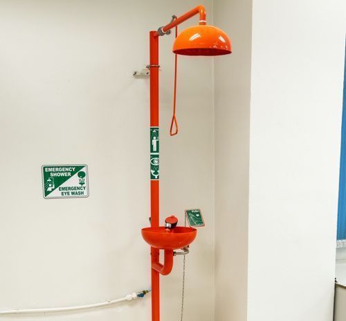 Eine Labordusche als Teil der Sanitärtechnik in der Industrie.
