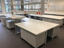 Tables de travail de INNLAB - fournisseur d'équipements de laboratoire sur mesure et décorateur intérieur de Allschwil, Rodersdorf et Bâle