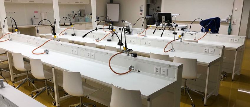 Tables de travail de INNLAB - fournisseur d'équipements de laboratoire sur mesure et décorateur intérieur de Allschwil, Rodersdorf et Bâle