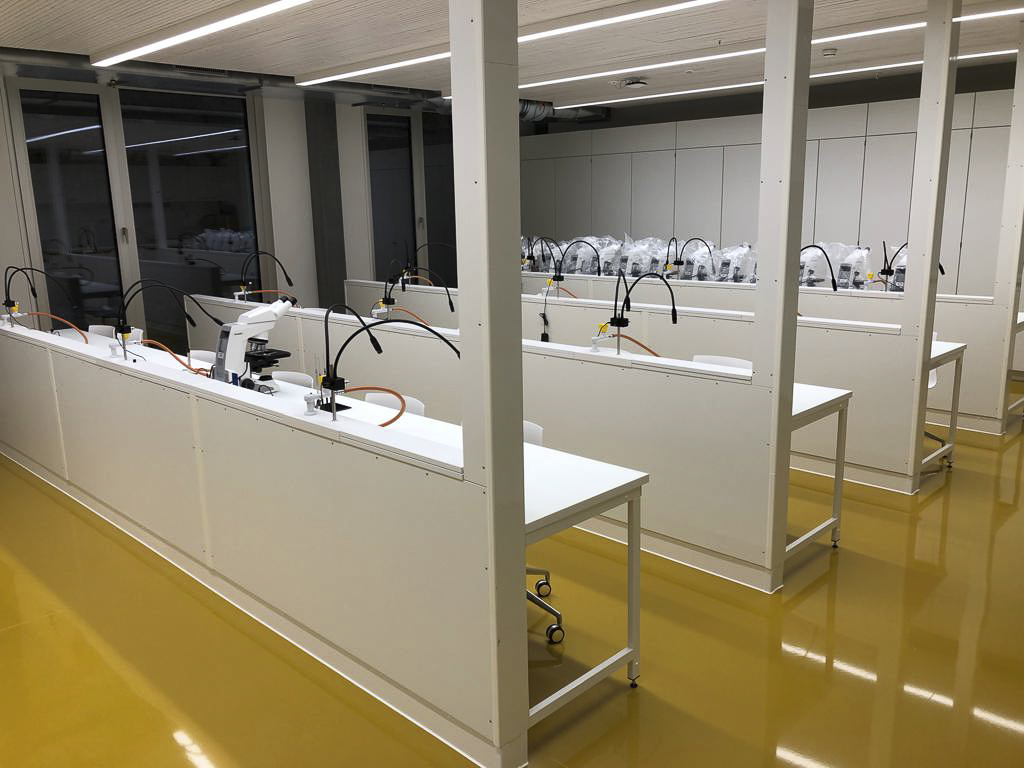 Tables de travail de INNLAB - fournisseur d'équipements de laboratoire sur mesure et décorateur intérieur de Allschwil, Rodersdorf et Bâle