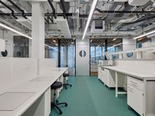 Tables de travail de INNLAB - fournisseur d'équipements de laboratoire sur mesure et décorateur intérieur de Allschwil, Rodersdorf et Bâle