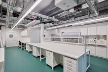Tables de travail de INNLAB - fournisseur d'équipements de laboratoire sur mesure et décorateur intérieur de Allschwil, Rodersdorf et Bâle