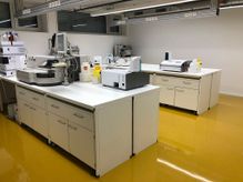 Tables de travail de INNLAB - fournisseur d'équipements de laboratoire sur mesure et décorateur intérieur de Allschwil, Rodersdorf et Bâle