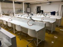 Tables de travail de INNLAB - fournisseur d'équipements de laboratoire sur mesure et décorateur intérieur de Allschwil, Rodersdorf et Bâle