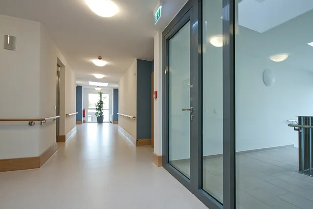 Eine geschlossene Brandschutztür in einem Büro. INNLAB kümmert sich um Ihre Türwartung.